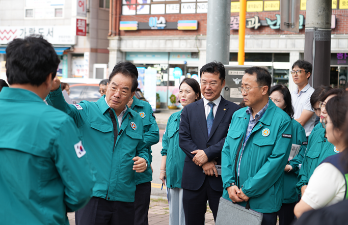 ▲ 하윤수 부산시교육감이 30일 금정초등학교와 온천초등학교 인근의 통학로 안전 점검을 하고 있다.ⓒ부산교육청