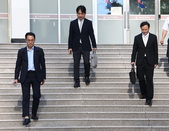▲ 신정권 티몬·위메프 사태 피해자 연합 비상대책위원장(왼쪽부터), 류화현 위메프 대표, 류광진 티몬 대표가 30일 오후 서울 서초구 서울회생법원에서 티몬·위메프 사태 관련 2차 회생절차 협의회를 마친 뒤 건물을 나서고 있다. ⓒ연합뉴스