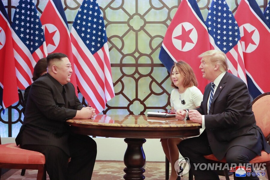 ▲ 2019년 2월 하노이서 회담하는 트럼프와 김정은. ⓒ연합뉴스 제공