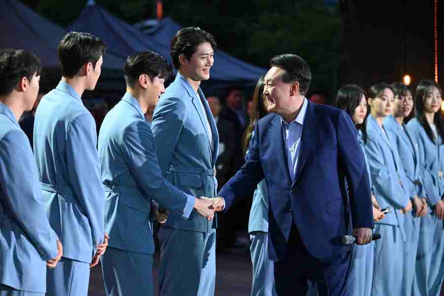 ▲ 윤석열 대통령이 지난 16일 파리 올림픽 기념 국민대축제에서 올림픽에 출전한 선수들을 격려하고 있다. ⓒ대통령실 제공