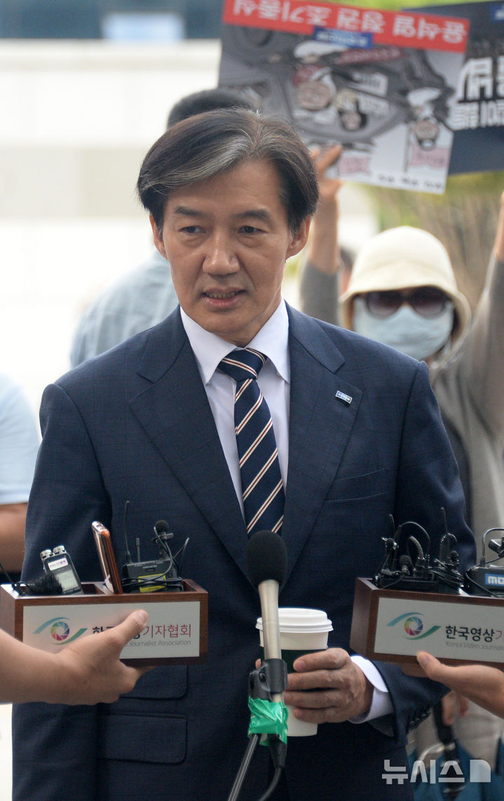 ▲ 조국 조국혁신당 대표가 31일 전북 전주시 전주지방검찰청에서 문재인 전 대통령 옛 사위 특혜채용 의혹과 관련한 참고인 신분으로 조사를 받기 위해 출두해 기자들의 질의에 답변하고 있다. ⓒ뉴시스