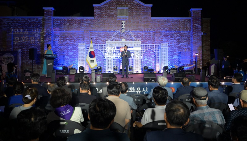 ▲ 지난 달 30일 오후 강경문화유산야행 개막식에서 백성현 논산시장이 축사를 하고 있다.ⓒ논산시