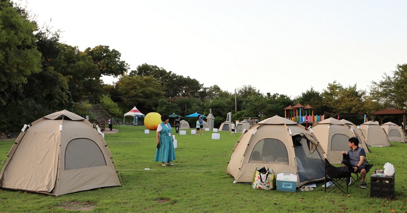 ▲ 강경야행에서 시민들이 캠핑을 즐기고 있다.ⓒ논산시