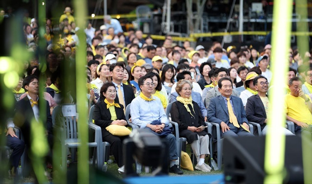 ▲ 김동연 경기도지사가 지난달 31일 경상남도 김해 봉하마을에서 열린 '2024 봉하음악회 우리울림'을 관람하고 있다. ⓒ경기도 제공