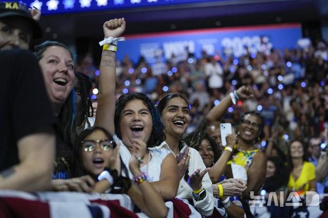 ▲ 카멀라 해리스 부통령과 그의 러닝메이트인 팀 월즈 미네소타주지사가 미국 펜실베이니아주 유세장에 도착하자 지지자들이 환호하고 있다. 240806 AP/뉴시스. ⓒ뉴시스