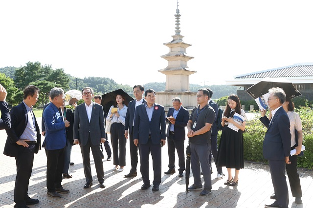 ▲ 조태열 외교부 장관이 지난달 30일 보문관광단지 국제회의복합지구를 방문해 주낙영 시장과 함께 APEC 정상회의 준비 상황을 점검했다.ⓒ경주시