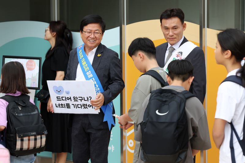 ▲ 최교진 세종교육감이 2일 오전 바른초등학교와 산울유치원 앞에서 학생들과 원아들을 반갑게 맞이하며 교통안전 지도를 하고 있다.ⓒ세종교육청