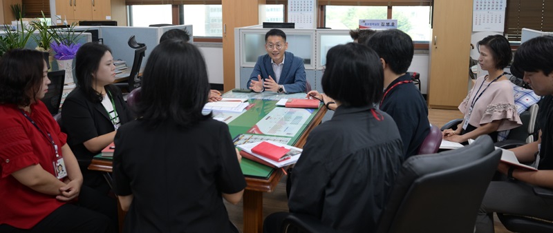 ▲ 김영관 논산시 부시장이 공직자를 대상으로 찾아가는 청렴 간담회를 하고 있다.ⓒ논산시