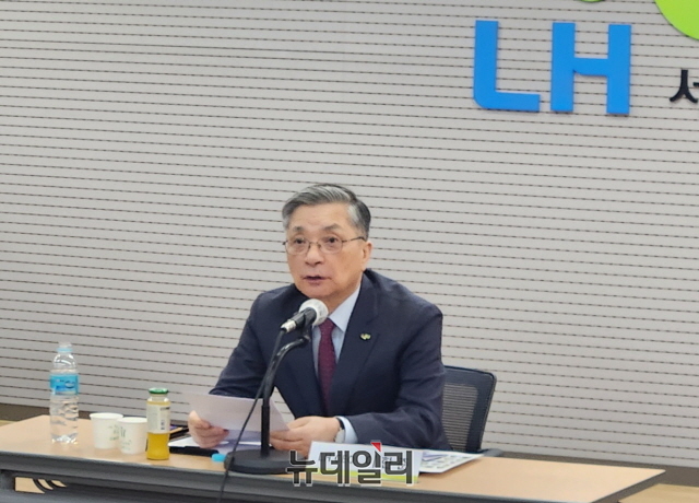 ▲ 이한준 LH 사장이 신축매입 확대방안을 발표하고 있다. 사진=박정환 기자