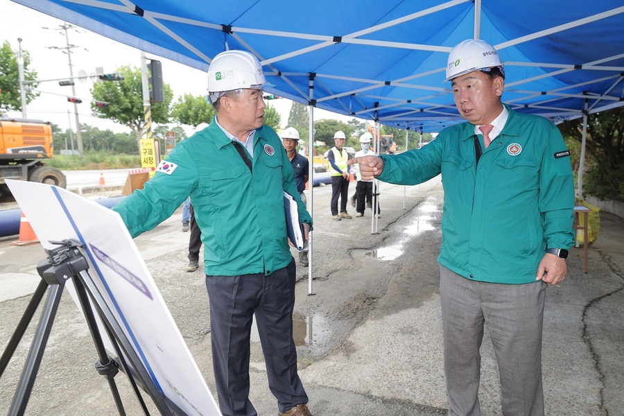 ▲ 이범석 청주시장(오른쪽)이 2일 상당구 남일면 지방상수도 비상공급망 구축사업 현장을 찾아 공사 진행상황을 보고 받고 있다.ⓒ청주시