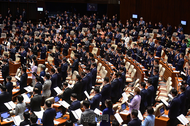▲ 제22대 여·야 국회의원들이 2일 오후 국회 본회의장에서 열린 제22대 국회 개원식 겸 정기국회 개회식에서 선서를 하고 있다.ⓒ이종현 기자