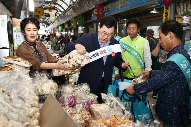 ▲ 주낙영 경주시장이 추석 연휴를 앞둔 지난해 9월 25일 성동시장을 찾아 전통시장 장보기 행사에 참여하고 있다.ⓒ경주시