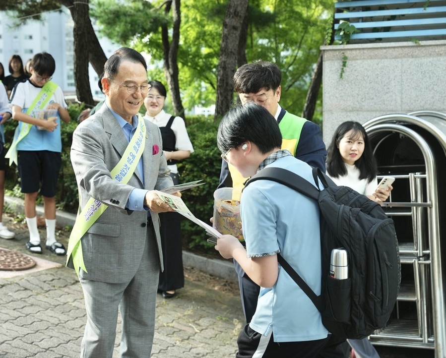 ▲ 3일 박상돈 천안시장이 용곡중학교 정문 앞에서 천안시청소년재단과 합동으로 성폭력·학교폭력 피해 예방 등굣길 캠페인을 펼쳤다.ⓒ천안시