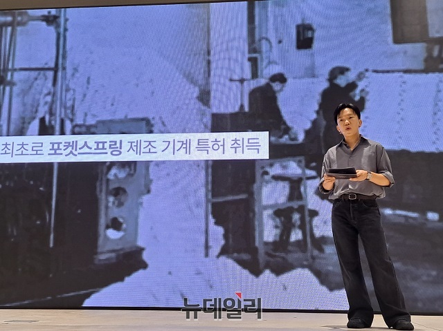 ▲ 안정호 시몬스 대표이사가 경기도 이천 시몬스 팩토리움에서 열린 뷰티레스트 론칭 100주년 기자간담회에서 앞으로의 100년에 대해 설명하고 있다.ⓒ조현우 기자