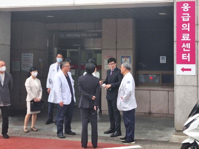 ▲ 한동훈 국민의힘 대표가 지난 2일 오후 서울 영등포구 가톨릭대학교 여의도성모병원 응급의료센터를 찾아 의료진과 대화하고 있다.ⓒ국민의힘 제공