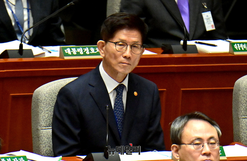 ▲ 김문수 고용노동부 장관이 2일 국회에서 2023 회계연도 결산심사를 위해 열린 예산결산특별위원회 전체회의에서 의원들의 질문을 듣고 있다. ⓒ이종현 기자