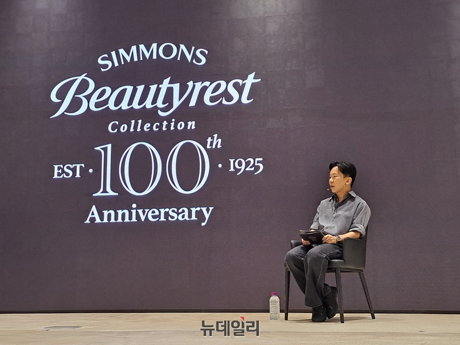 ▲ ▲ 안정호 시몬스 대표이사가 경기도 이천 시몬스 팩토리움에서 열린 뷰티레스트 론칭 100주년 기자간담회에서 질문에 대답하고 있다.ⓒ조현우 기자