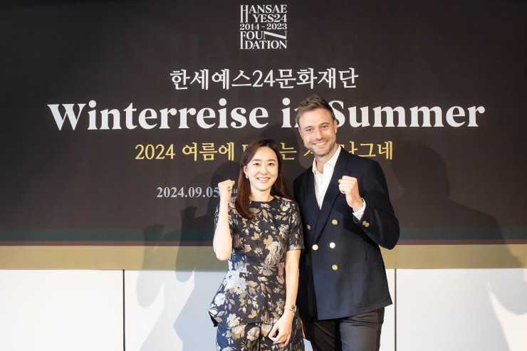 ▲ 바리톤 벤야민 아플과 백수미 한세예스24문화재단 이사장이 3일 서울 종로구 포시즌스 호텔에서 진행된 기자간담회에서 포즈를 취하고 있다.ⓒ한세예스24문화재단