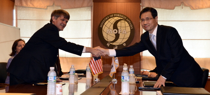 ▲ 지난 2014년 7월 29일 당시 토마스 컨트리맨 미 국무부 국제안보비확산 차관보와 박노벽 한미원자력협정개정협상전담대사가 서울 종로구 도렴동 외교부 청사에서 한미 원자력협력협정 개정협상 관련 소규모 협의에 앞서 악수를 하고 있다. ⓒ뉴시스