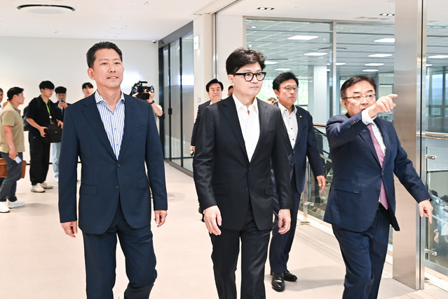 ▲ 한동훈 국민의힘 대표가 3일 오후 경북 구미국가산단 반도체 부품 기업인 원익큐엔씨를 방문해 김장호(왼쪽) 구미시장과 간담회장으로 들어가고 있다. ⓒ뉴시스