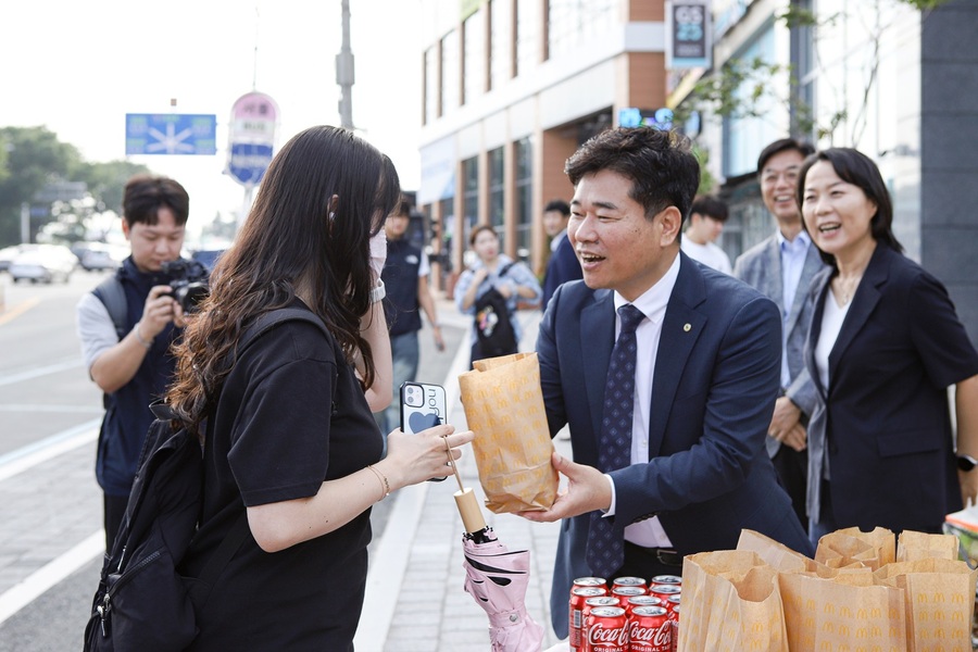 ▲ 박순진 대구대학교 총장이 통학버스를 타고 출근하며 학생들의 통학 여건을 살피는 등 새 학기를 힘차게 시작했다. 대구대는 개강 첫날인 9월 2일 오전 8시 경산시 임당역 인근 통학버스 정류장에서 개강맞이 학생 환영 행사를 개최했다.ⓒ대구대