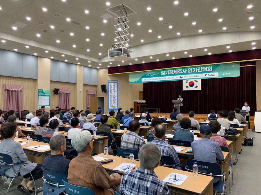 ▲ 청도군(군수 김하수)은 3일 청도군농업기술센터 대회의실에서 산림청 주관으로 산림청, 한국임업진흥원, 관내 임가 등과 함께 ‘임가경제조사 임가간담회’를 마련했다.ⓒ청도군