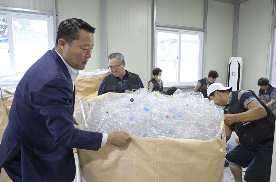 ▲ 지난 7월 18일 최영일 군수가 순창시니어클럽 자원순환단 어르신들과 함께 수거된 페트병 나르고 있다.ⓒ순창군