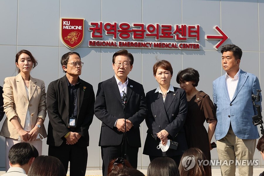 ▲ 더불어민주당 이재명 대표가 4일 민주당 의료대란대책특위와 함께 서울 성북구 고려대학교 안암병원을 방문, 추석명절 의료 대응 여력 등을 살핀 뒤 입장을 발표하고 있다. ⓒ연합뉴스