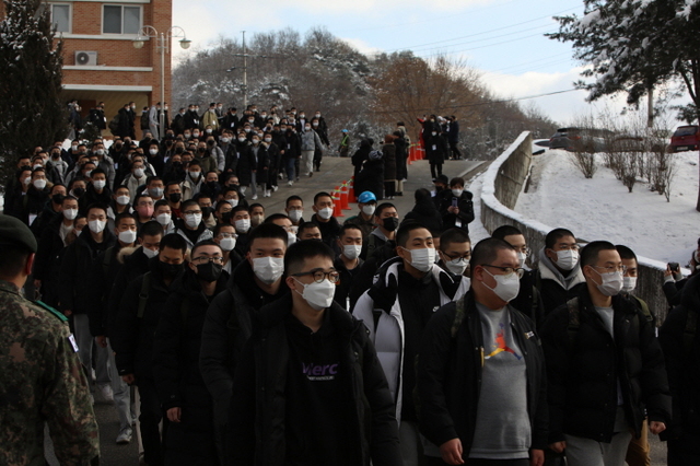 ▲ 지난 2023년 1월 16일 오후 계묘년 새해 첫 육군 신병교육대에 입소한 신병들이 강원도 양구군 육군 제21보병사단(백두산부대) 신병교육대에서 입소식이 열릴 백두관으로 이동하고 있다. ⓒ뉴시스