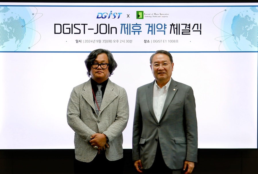 ▲ DGIST(총장 이건우)가 지난 3일, Journal of Open Innovation: Technology, Market, and Complexity와 제휴 계약을 맺었다(우측부터) DGIST 이건우 총장, JOIn 발간 편집장 윤진효 박사.ⓒDGIST