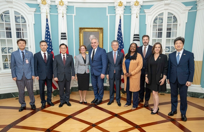 ▲ 한국과 미국이 4일(현지시간) 미국 워싱턴DC 국무부 청사에서 '제5차 외교·국방 EDSCG 고위급 회의'를 개최했다. 왼쪽부터 국방부 통역장교, 곽태신 국방부 방위정책관 준장, 조창래 국방정책실장(수석대표), 카라 아베크롬비 미 국방부 정책부차관 대행(수석대표), 커트 켐벨, 미 국무부 부장관, 김홍균 외교부 1차관(수석대표), 보니 젠킨스 미 국무부 군비통제국제안보차관(수석대표), 폴딘 미 국무부 군비통제억제안정 수석부차관보, 미 국무부 군비통제억제안정 부차관보 등(이하 생략). ⓒ국방부 제공