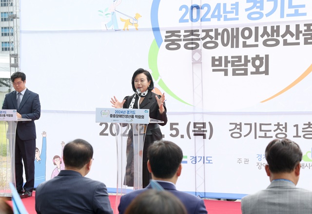 ▲ 정윤경 경기도의회 부의장(민주·군포1)이 5일 경기도청 외부공간엣 열린 '2024년 경기도 중증장애인 생산품 박람회'에 참석해 인사말을 하고 있다. ⓒ경기도의회 제공