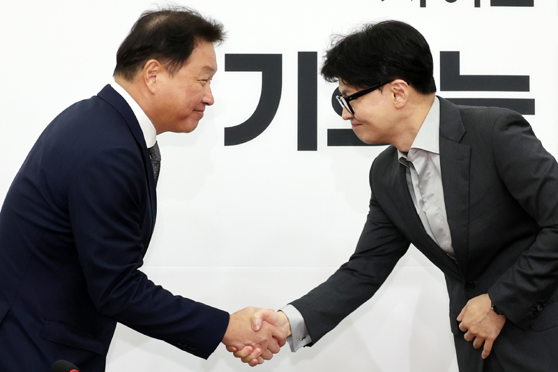 ▲ 한동훈(오른쪽) 국민의힘 대표가 5일 오후 서울 여의도 국회에서 최태원 대한상공회의소 회장을 접견하고 있다. ⓒ뉴시스