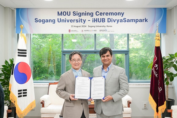 ▲ 서강대학교-인도 i-HUB DivyaSampark MOU 체결식. 왼쪽부터 서강대 심종혁 총장, Manish Anand, Chief Executive Officer of i-HUB DivyaSampark.ⓒ서강대