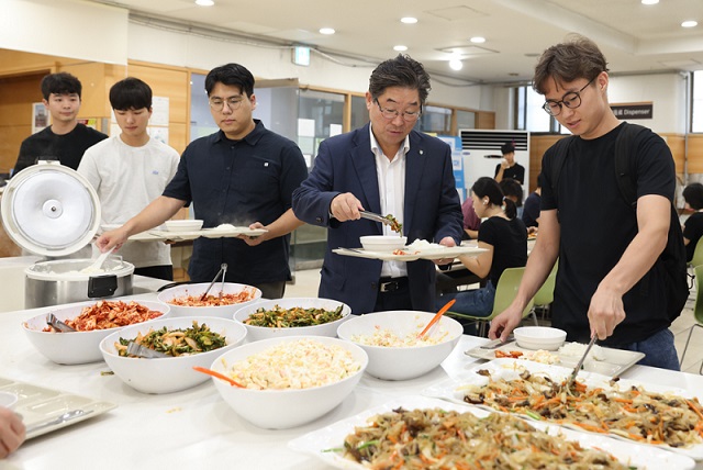 ▲ 김동원 고려대 총장과 학생들이 천원의 아침밥을 이용하고 있다.ⓒ고려대