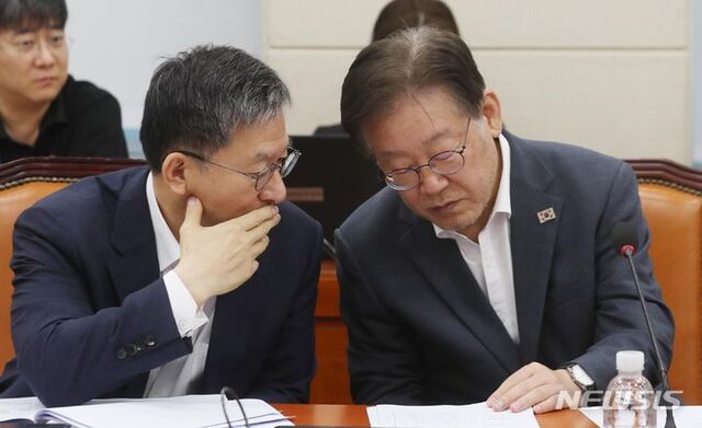 ▲ 이재명에게 뭔가 이야기하는 정성호. 이재명의 선봉장 김민석이 치고 나간 《계엄령 음모론》이 발화되지 않자, 이번엔 심복 정성호가 이슈를 어물쩍 덮으려고 전면에 나섰다. ⓒ 뉴시스