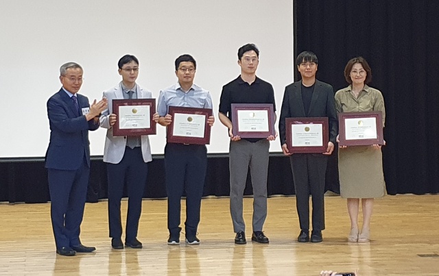 ▲ 가천대학교 관계자들이 공학교육인증을 받은 뒤 기념촬영을 하고 있다. ⓒ가천대 제공