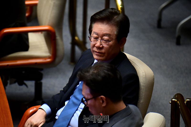 ▲ 이재명 더불어민주당 대표가 5일 오전 국회에서 열린 본회의에서 추경호 국민의힘 원내대표 교섭단체 대표연설을 하는 중 김민석 의원과 대화를 나누고 있다. ⓒ이종현 기자