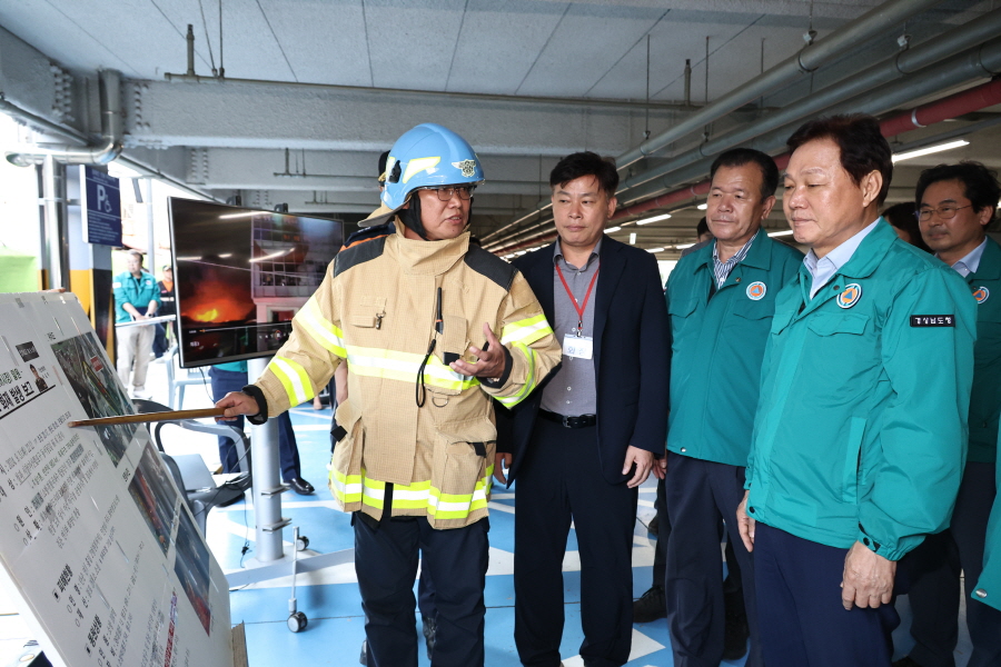 ▲ 박완수 도지사가 5일 동유럽 일정을 마치고 귀국하자마자 화재가 발생한 마산 청과시장을 찾았다. ⓒ경남도 제공