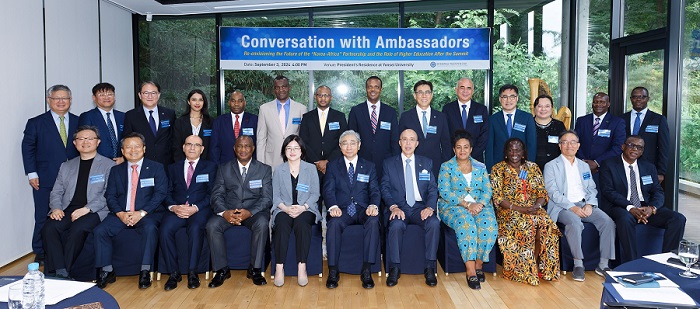 ▲ 2024 Conversation with Ambassadors 참석자들이 단체사진을 촬영하고 있다.ⓒ연세대