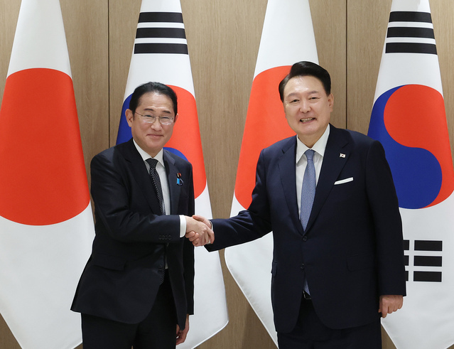 ▲ 윤석열 대통령이 6일 서울 용산 대통령실 청사에서 기시다 후미오 일본 총리와 한일 확대정상회담에 앞서 악수하며 기념촬영 하고 있다. 2024.09.06. ⓒ뉴시스
