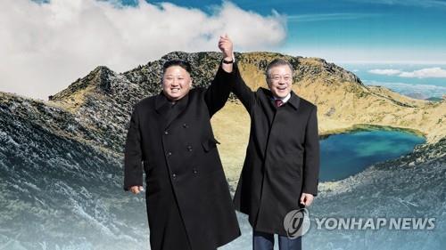 ▲ 백두산에서 손 들고 았는 김정은과 문재인. 이후 문재인은 국제사회에 김정은 입장에 선 각종 발언들을 쏟아냈다. 그러자, 《김정은의 수석대변인》 같다는 비판이 터져 나왔다.ⓒ 연합뉴스