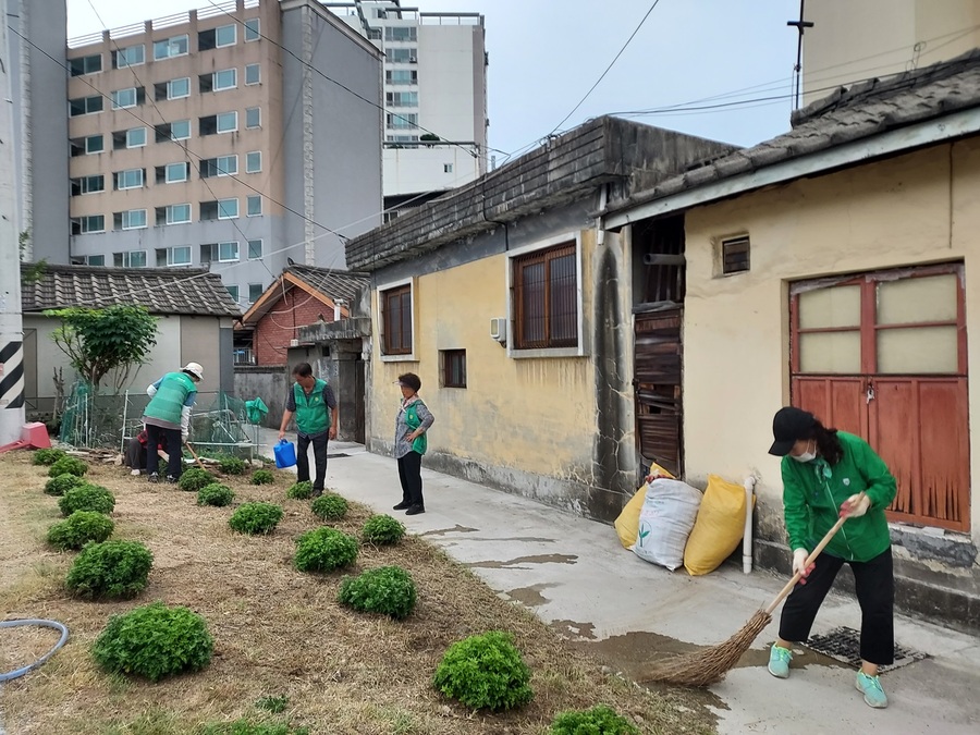 ▲ 하망동 새마을협의회와 부녀회원들이 유휴부지에 국화꽃밭을 조성하고 있다.ⓒ영주시