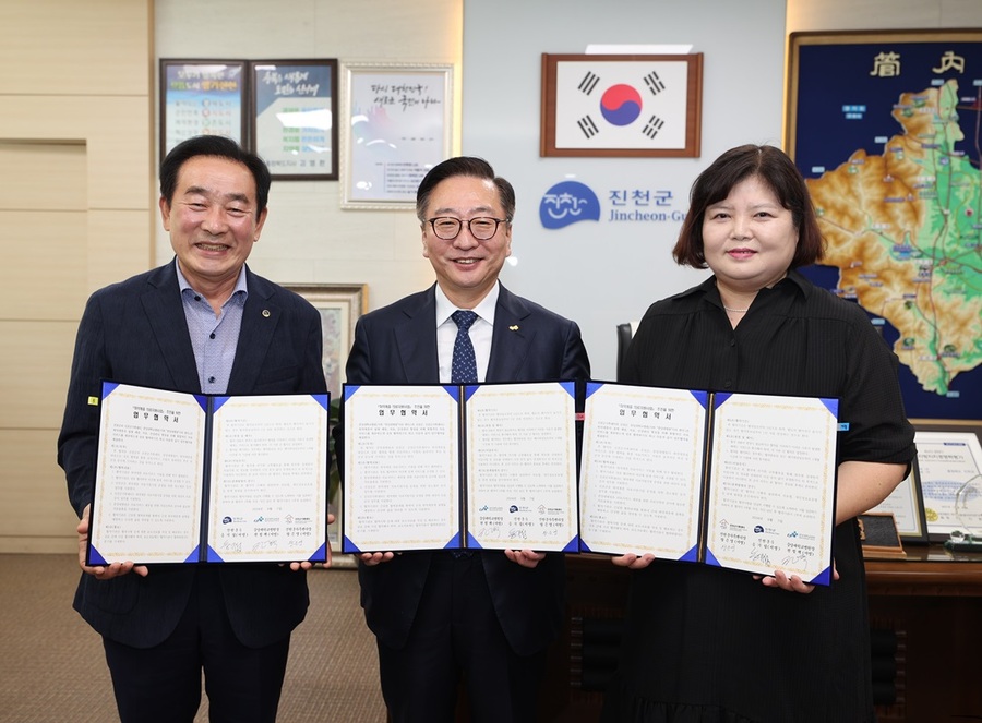 ▲ 충북 진천군(군수 송기섭)과 중앙대학교병원(병원장 권정택), 진천군 가족센터(센터장 왕은영)는 7일 진천군 종합사회복지관에서 ‘취약계층 의료지원 사업을 위한 업무협약’을 체결했다.ⓒ진천군