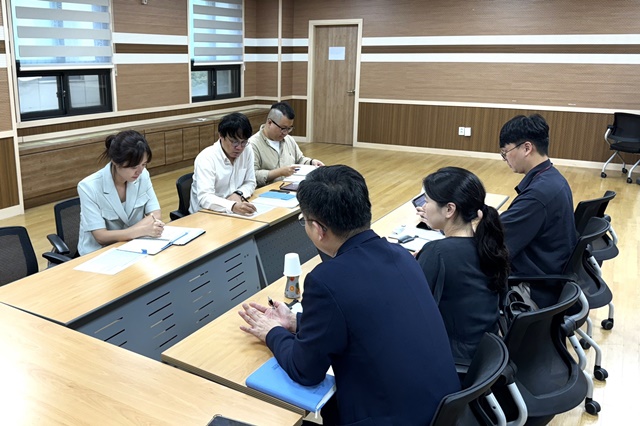 ▲ 경기도교육청이 1기 신도시 대규모 재건축지역 학교시설의 적정 확충에 선제 대응하기 위해 성남교육지원청을 방문해 컨설팅을 진행하고 있다. ⓒ경기도교육청 제공
