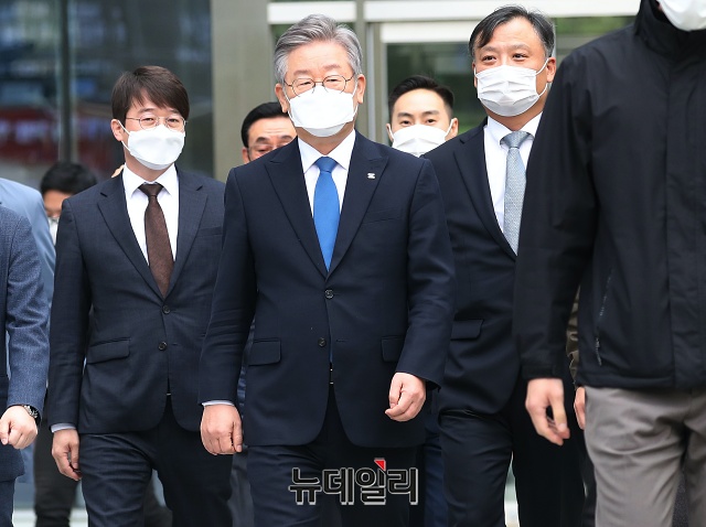 ▲ 이재명 경기지사가 2020년 경기 수원시 수원고등법원에서 열린 파기환송심 선고공판을 마치고 법원을 나서고 있다. ⓒ뉴데일리DB