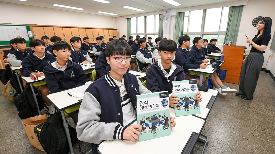 ▲ 서울 선덕고등학교 학생들이 '공학 커뮤니케이션' 수업을 진행하고 있다. '공학 커뮤니케이션'은 현대모비스가 청소년 공학리더 양성을 위해 개발한 교육 과정으로, 일반계 고등학교 교과목으로 채택돼 수업에 활용되고 있다.'ⓒ현대모비스