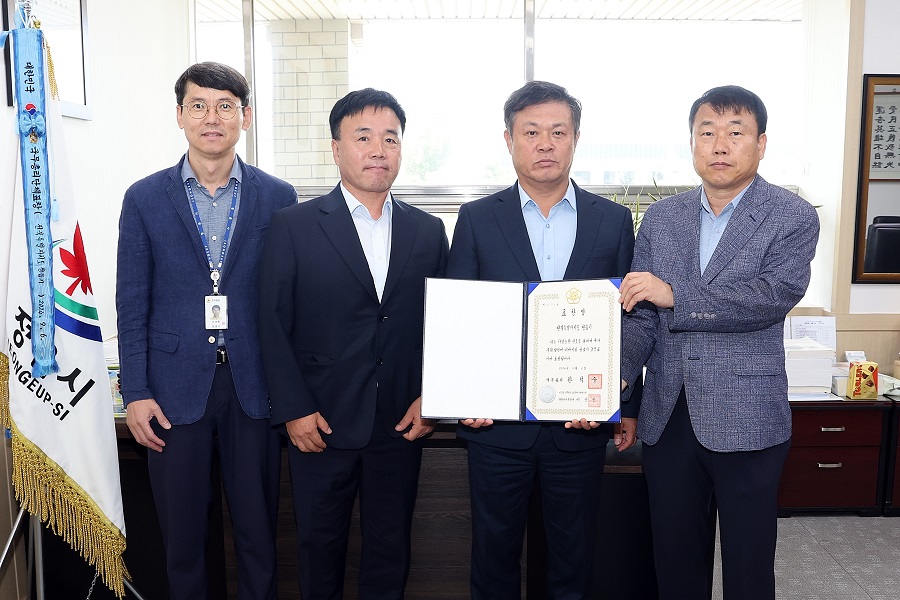 ▲ 정읍시가 환경부와 자원순환의날조직위원회가 주최한 ‘제15회 순환골재 및 순환골재 재활용제품 우수활용 사례 공모 ’에서 최우수 기관으로 선정돼 국무총리상을 수상하는 영예를 안았다.ⓒ정읍시