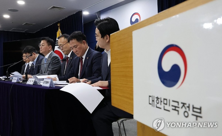▲ 방기선 국무조정실장이 지난 6일 서울 종로구 정부서울청사에서 국정현안관계장관회의에서 확정된 전기차 화재 안전관리 대책을 발표하고 있다. ⓒ연합뉴스