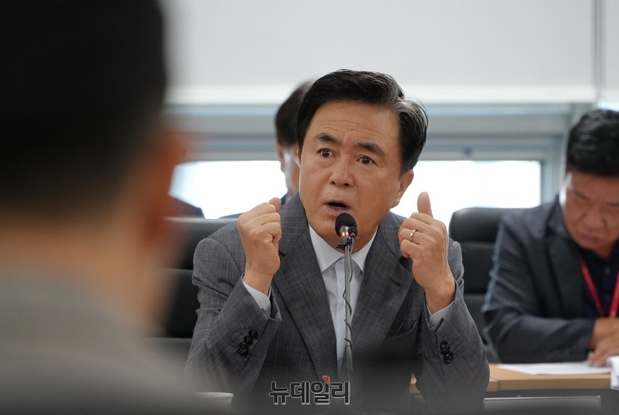 ▲ 김태흠 충남도지사가 9일 오전 도청에서 실국원장회의에서 모두 발언을 하고 있다.ⓒ김정원 기자
